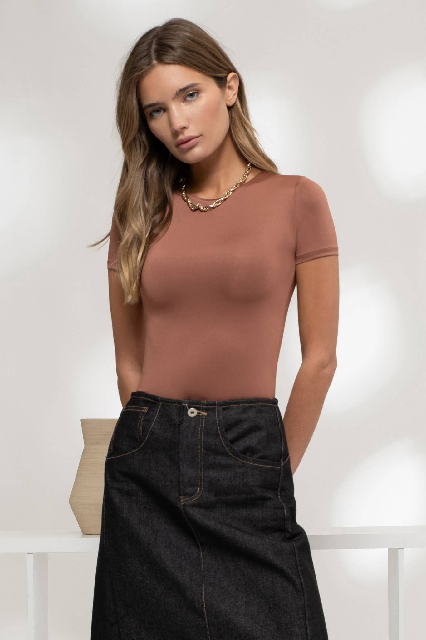 REVERSIBLE ROUND NECK SHORT SLEEVE BODYSUIT: COFFEE